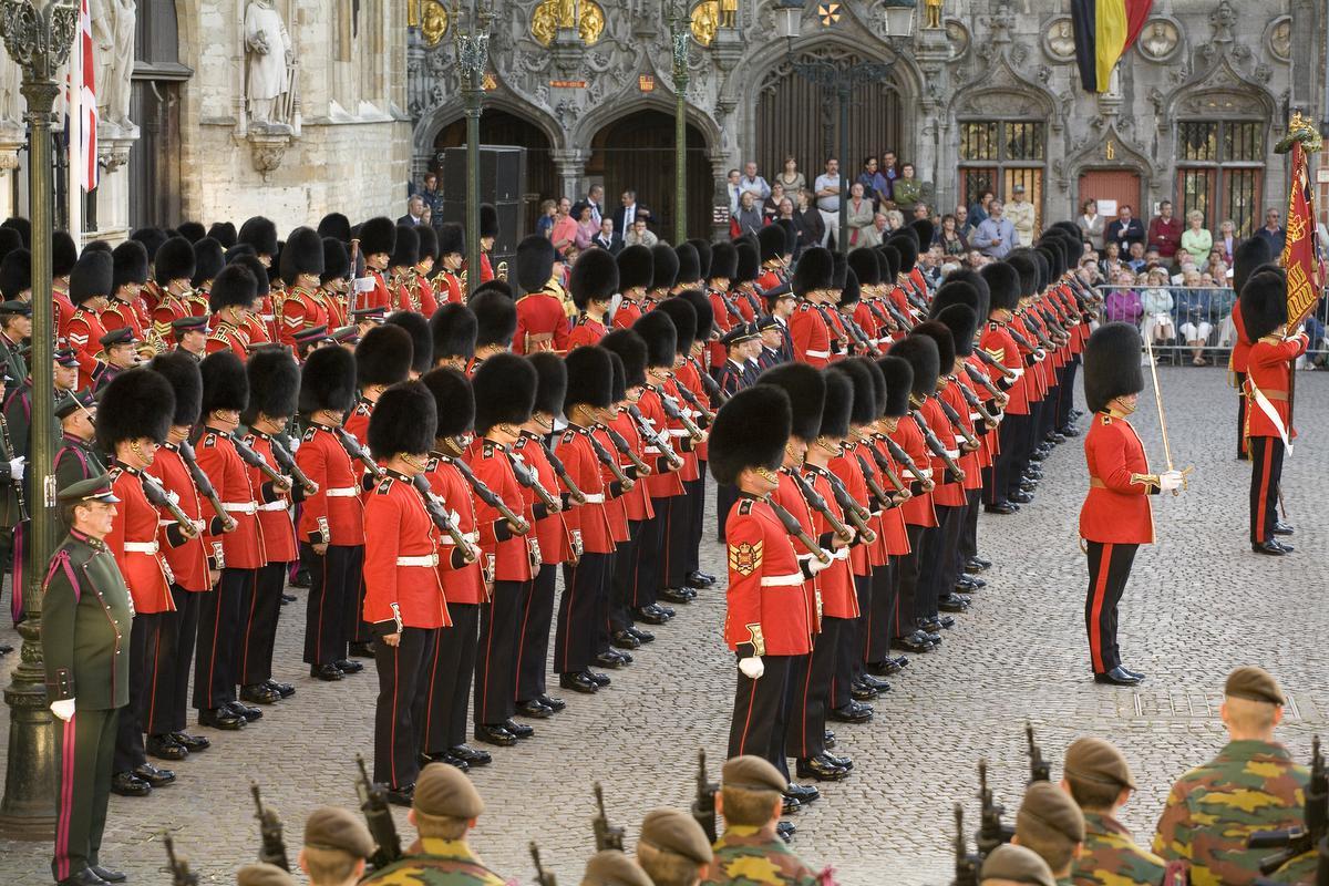The Grenadier Guards in september 2006 bij hun 350ste verjaardag in Brugge. Deze zaterdagnamiddag mogen zij de processie begeleiden van de royal funeral van prins Philip in Engeland. (Foto Stad Brugge)