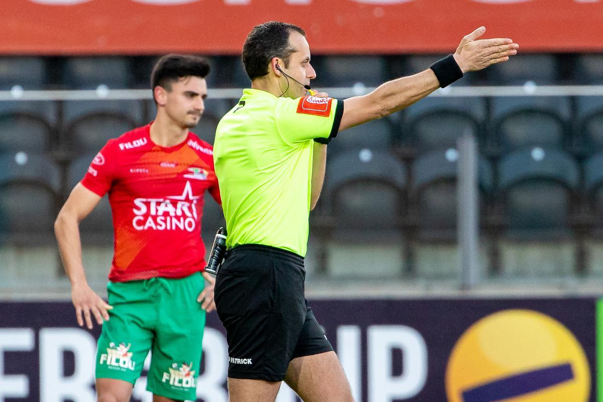 Scheidsrechter Alexander Boucaut tijdens de match tussen KV Oostende en Cercle Brugge op zondag 18 april.© BELGA/Kurt Desplenter