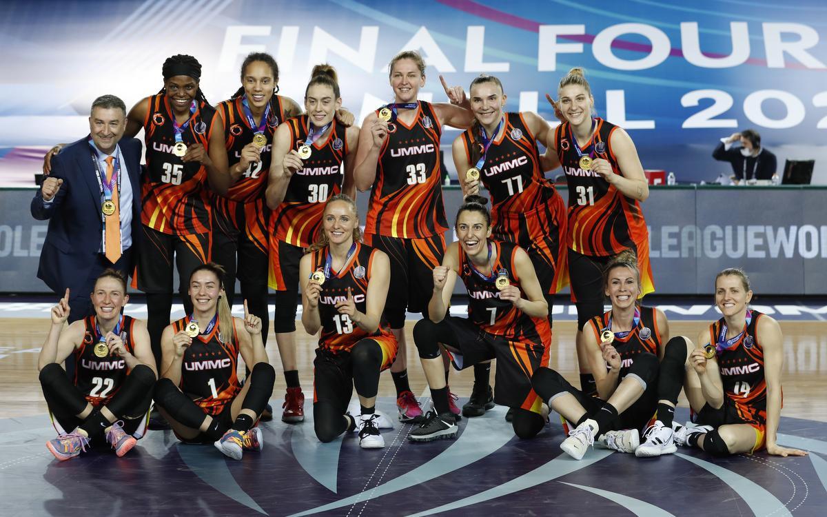 Emma Meesseman (centraal met rugnummer 33) won al voor de vierde keer de EuroLeague basketbal.© REUTERS