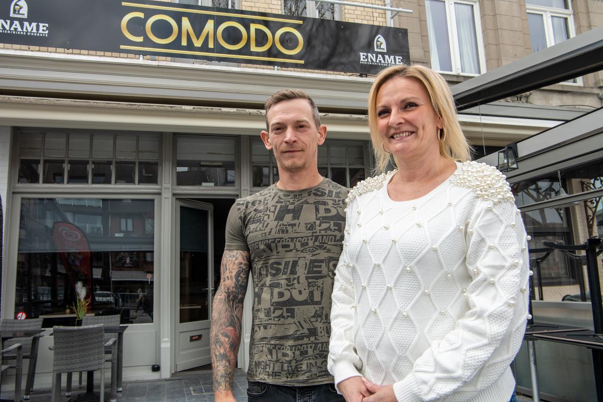 Anja Devos is de nieuwe uitbaatster van de Comodo op de Grote Markt in Izegem. In het weekend zal haar partner Kevin Corneillie bijspringen.©Frank Meurisse Frank Meurisse