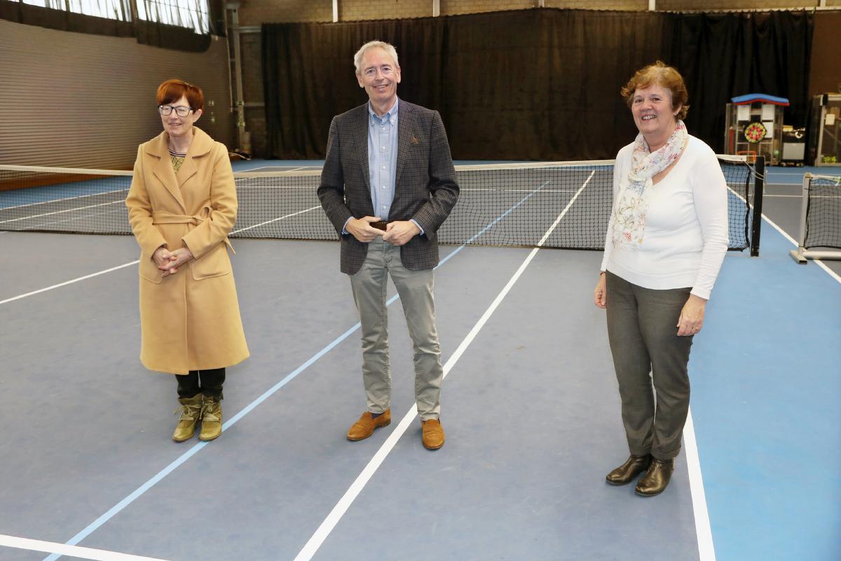 Op de plaats in tennishal De Koddaert waar de indoor padelkooien gebouwd zullen worden: van links naar rechts Nicole Devriese (voorzitter KTG Houtland), eigenaar Jean-Pierre Heynderick (voorzitter TC De Koddaert) en Rita Dewulf (schepen van Sport). (foto JS)©Johan Sabbe