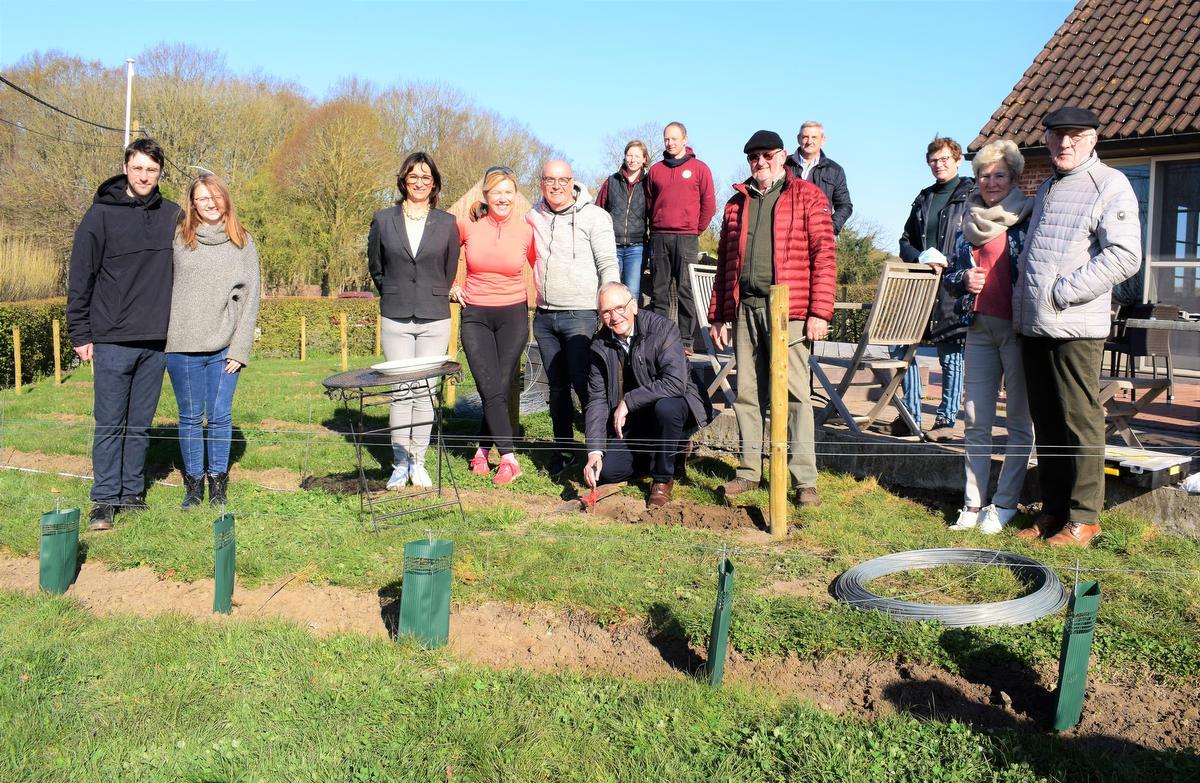 De nieuwe wijngaard wordt geplant in de tuin van wijnresto De Merlijn met zicht op de weidse natuur en heuvelrug.© ZB