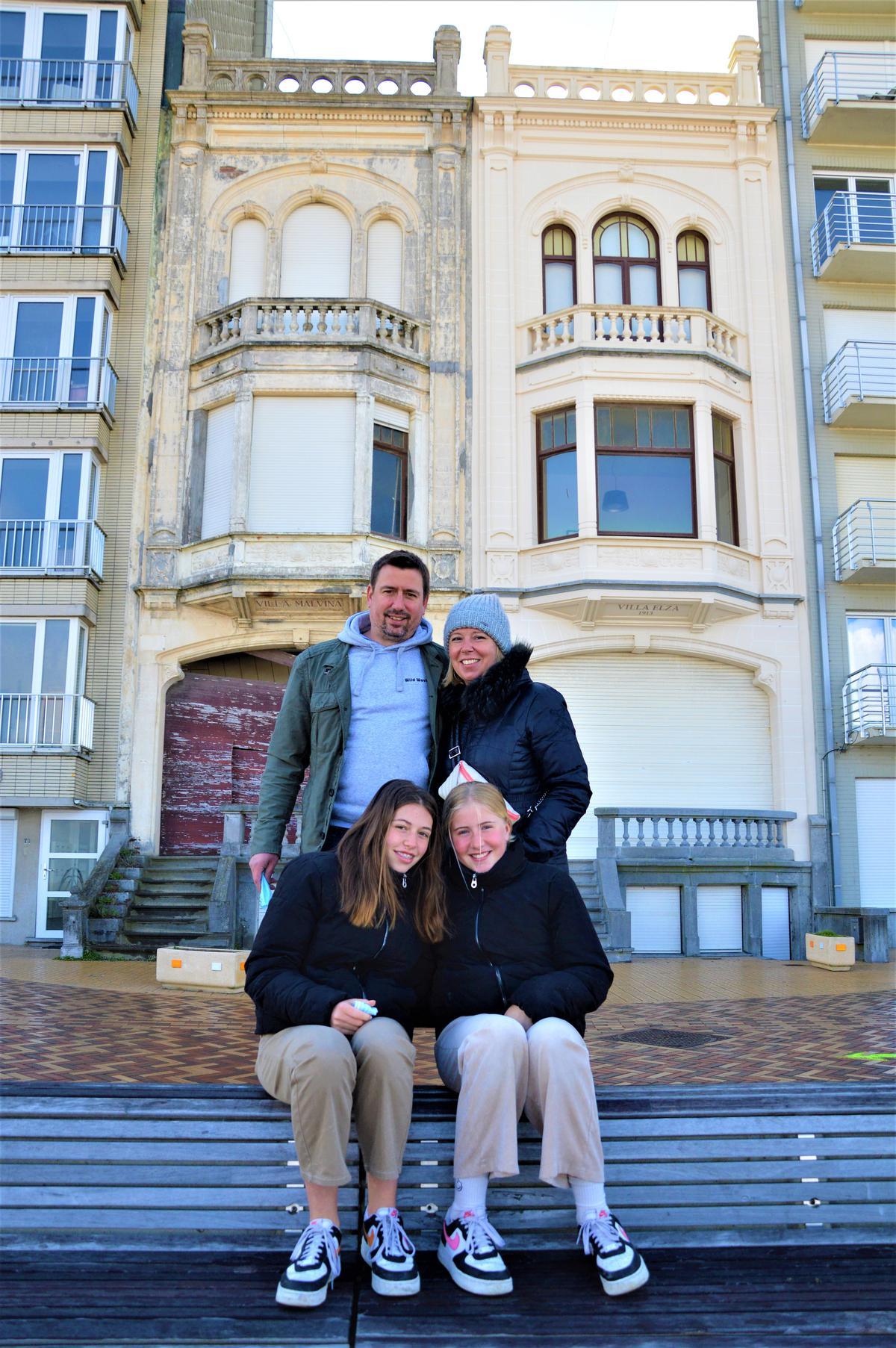 Wouter en Nathalie met hun dochters Zita (15) en Maya (13).©WK