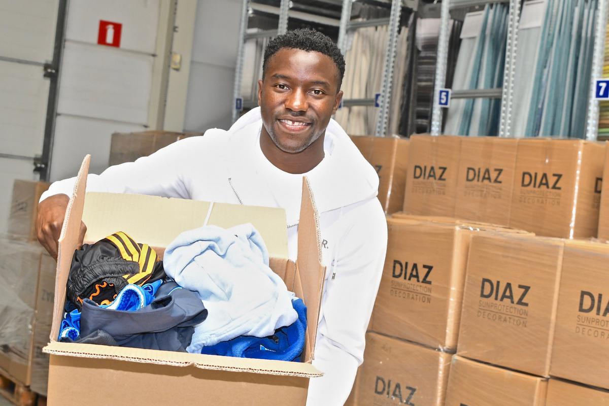 Fashion Sakala kreeg van KV Oostende-sponsor Diaz 3 ton kledij voor zijn geboorteland.©Maxime Petit MP