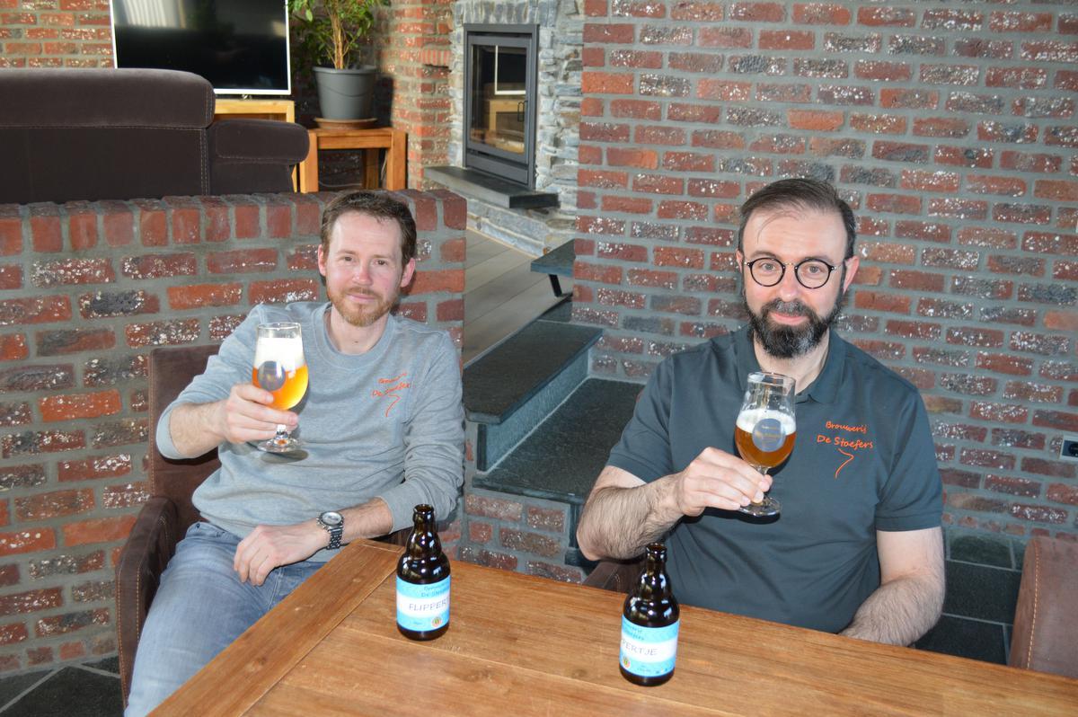 Benedikt Decoster (links) en Frederik Despierre brouwden twee smaakvolle blonde biertjes.© JDK