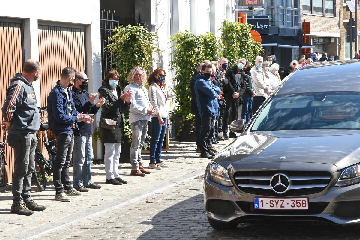 Als laatste eerbetoon werd langs de weg een mensenketting gevormd.© MPM