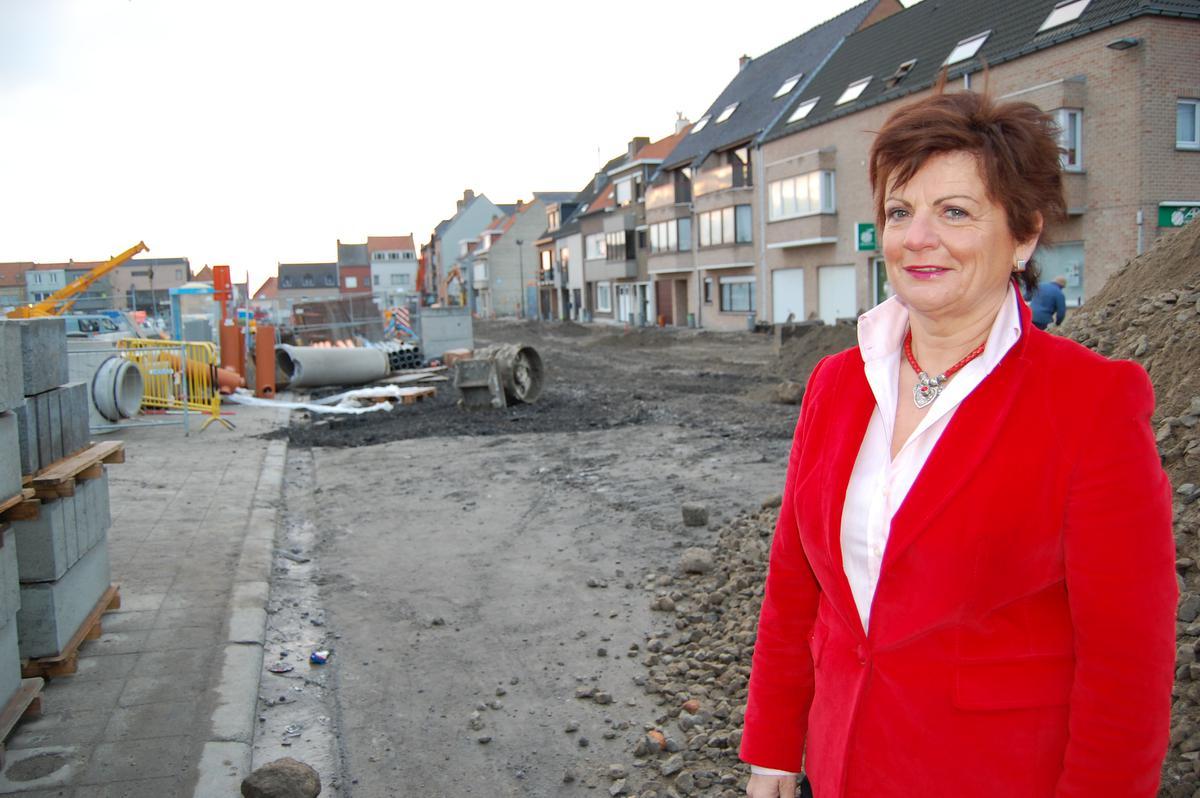 Janne Rommel-Opstaele, als burgemeester steevast stijlbol uitgedost, ook op een werf.© PBM