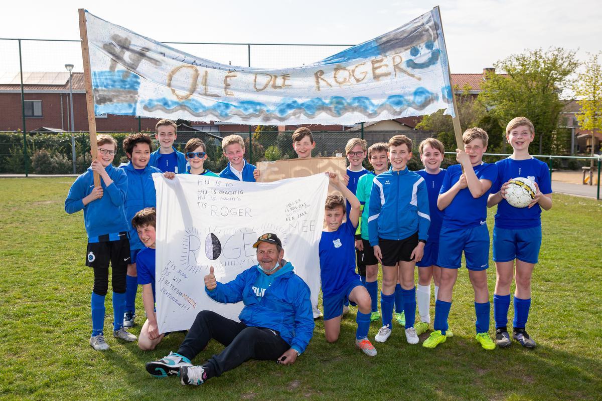 De U13 wuiven hun trainer Roger Annys op gepaste wijze uit.© foto Kurt