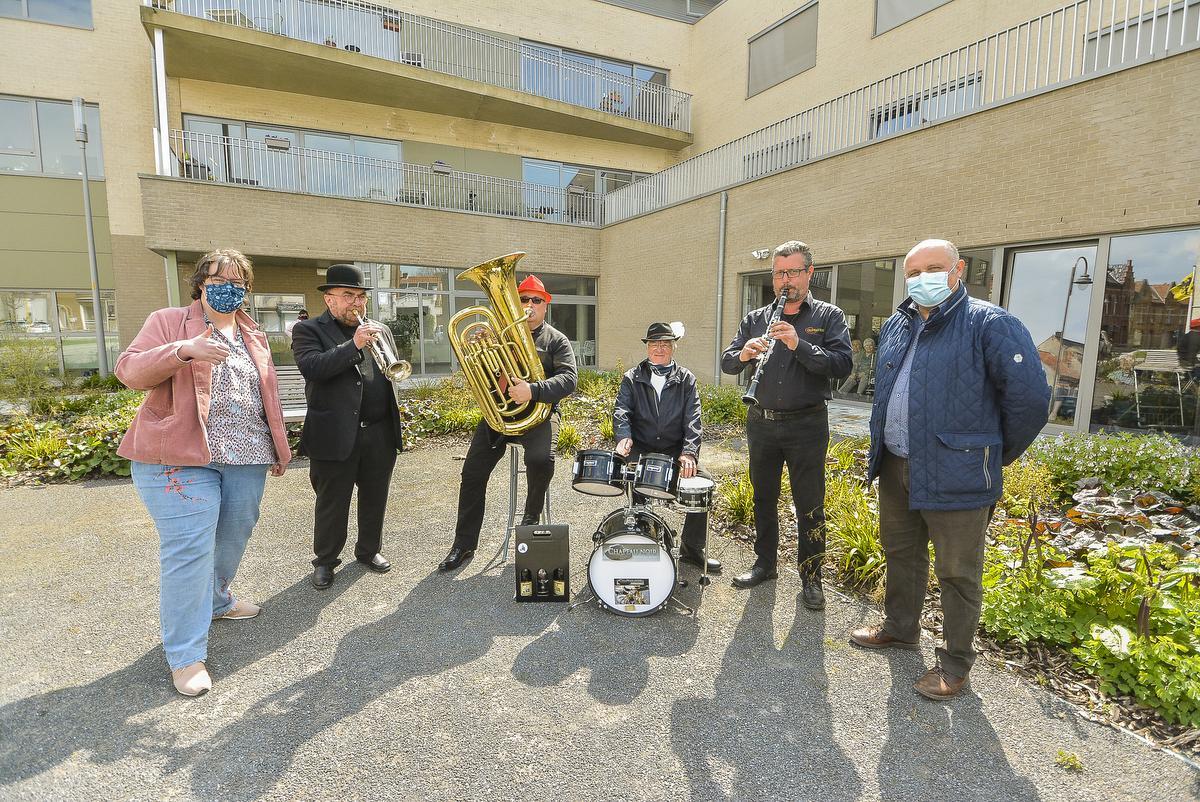 Op het terras van Het Pardoen gaf Chapeau Noir een klein concert.© LVW