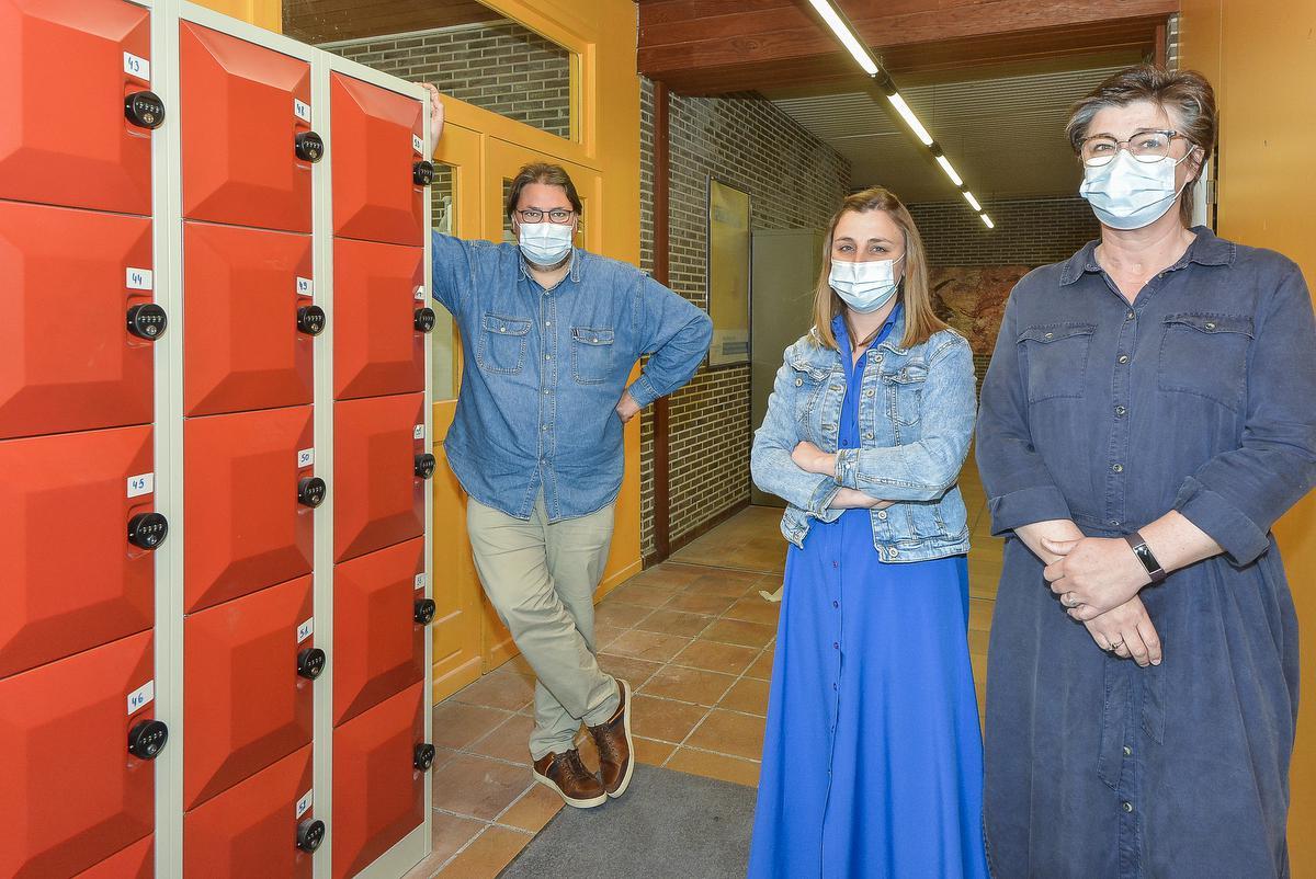 Directeur Björn Leleu met personeelsleden Fay Decock en Pascale Seynaeve aan de EHBO-kastjes in de middelbare school Futura.© LVW