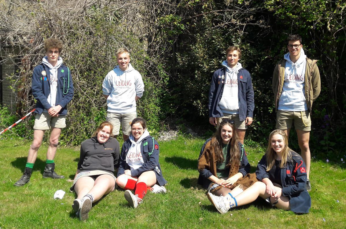 Je ziet links de rakwileiding met Michiel Depoorter, Wannes Lefere, Marthe Villez en Fien Defever. Rechts herken je Simen Lessens, Thibaut Descamps, Mares Aneca en Fleur Vandenberghe. Zij vormen samen met de ontbrekende Eline Pauwelyn de leidiing van de speelclub.© SD