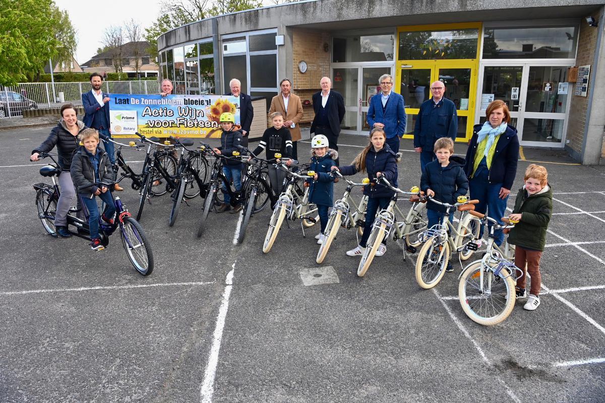 Een tandem (links) en tien nieuwe fietsen zijn dankzij Rotary Izegem voortaan inzetbaar in De Zonnebloem.©Frank Meurisse