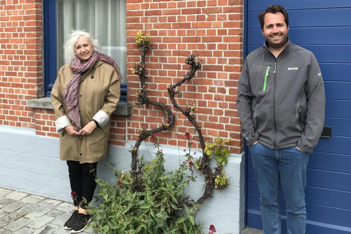 Groen-gemeenteraadslid Marleen Maes en milieuschepen Mathieu Delbarge willen met de geveltuintjes de gemeente groener maken.© wk