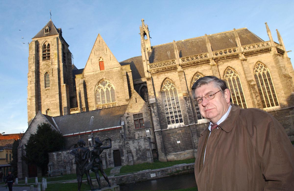Ignace Van Canneyt bij de historische O.L.Vrouwekerk. (©PATRICK HOLDERBEKE PHK