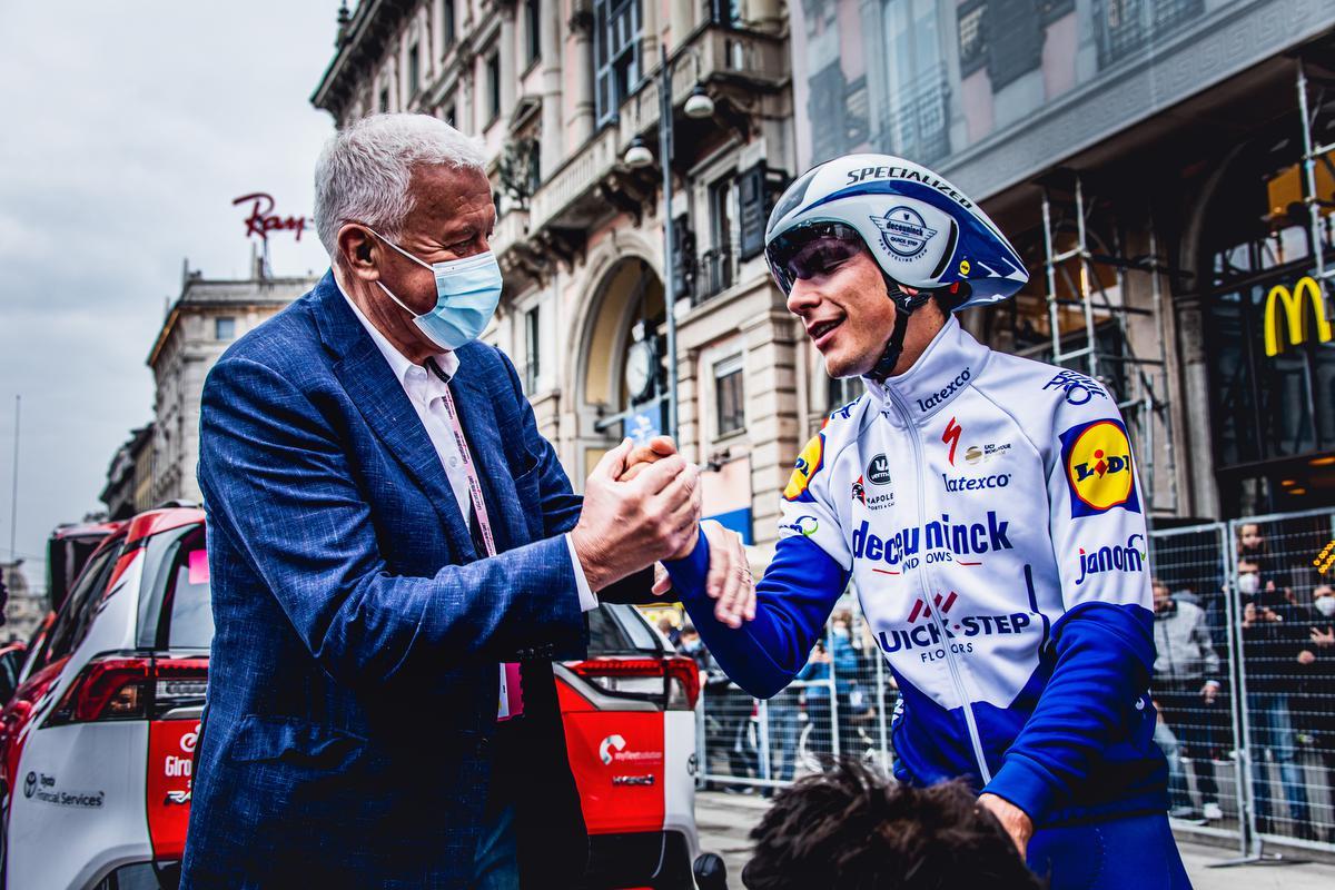 Patrick Lefevere, hier met Giro-kopman João Almeida, gaat de komende weken op zoek naar de 100ste ritzege in een grote ronde.© Wout Beel