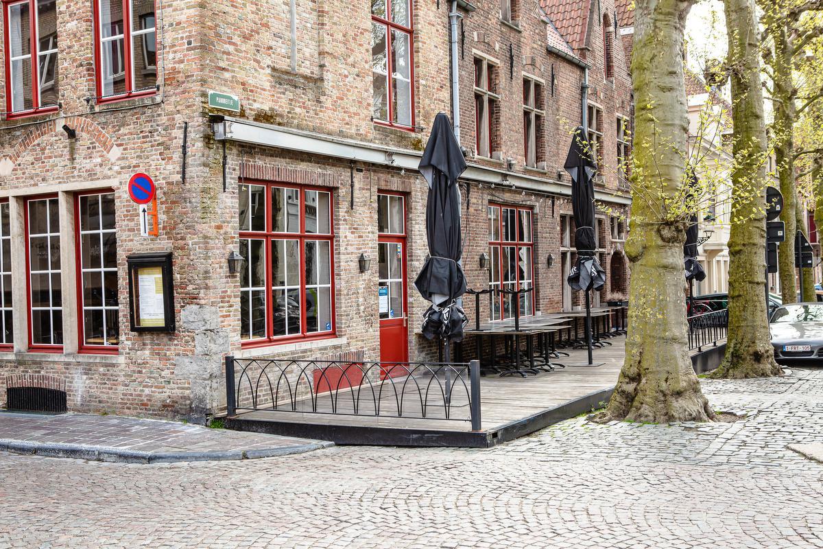 Een nieuwe luifel voor de brasserie mag niet van Onroerend Erfgoed Vlaanderen.© Davy Coghe