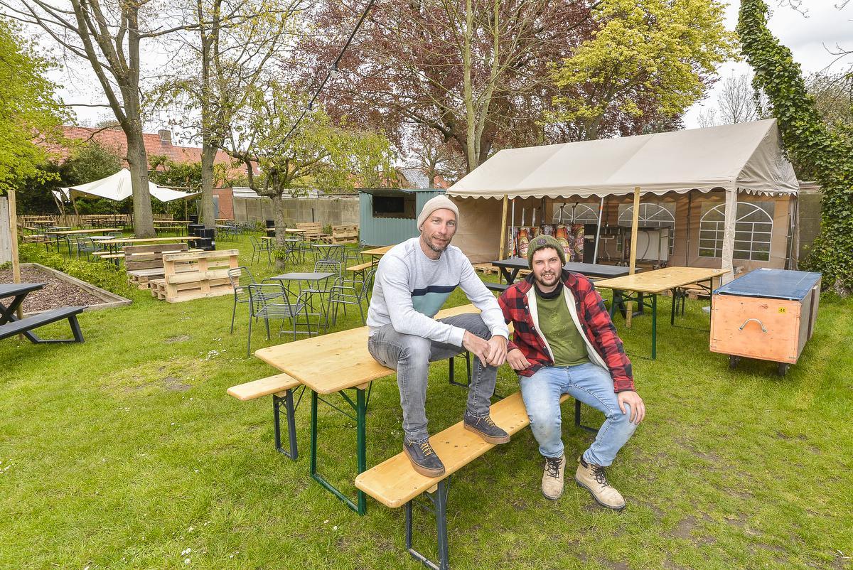Gregory Volcke en Klaas Vandersyppe zijn in volle voorbereiding voor de opbouw van het terras in de tuin.© (Foto LVW)