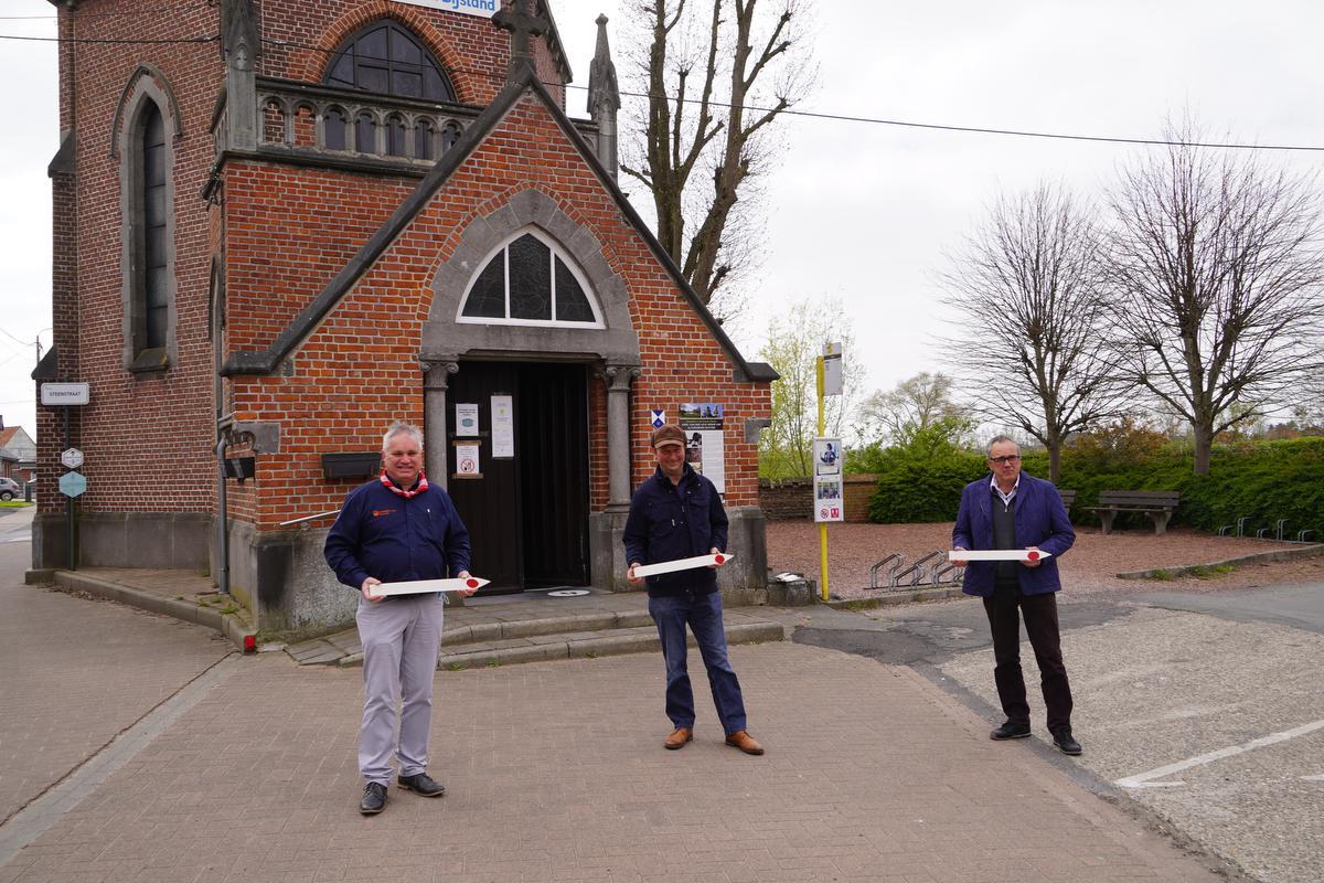 Danny Bossuyt, Chris Taillieu en Jean-Marie Gunst tonen de pijlen die je langs de route zult aantreffen.© LB
