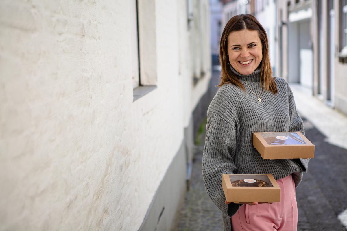 Katharina Michajlowskaja presenteert twee van haar kaastaarten in de Suvéestraat, waar ze haar atelier heeft.© (Foto Davy Coghe)