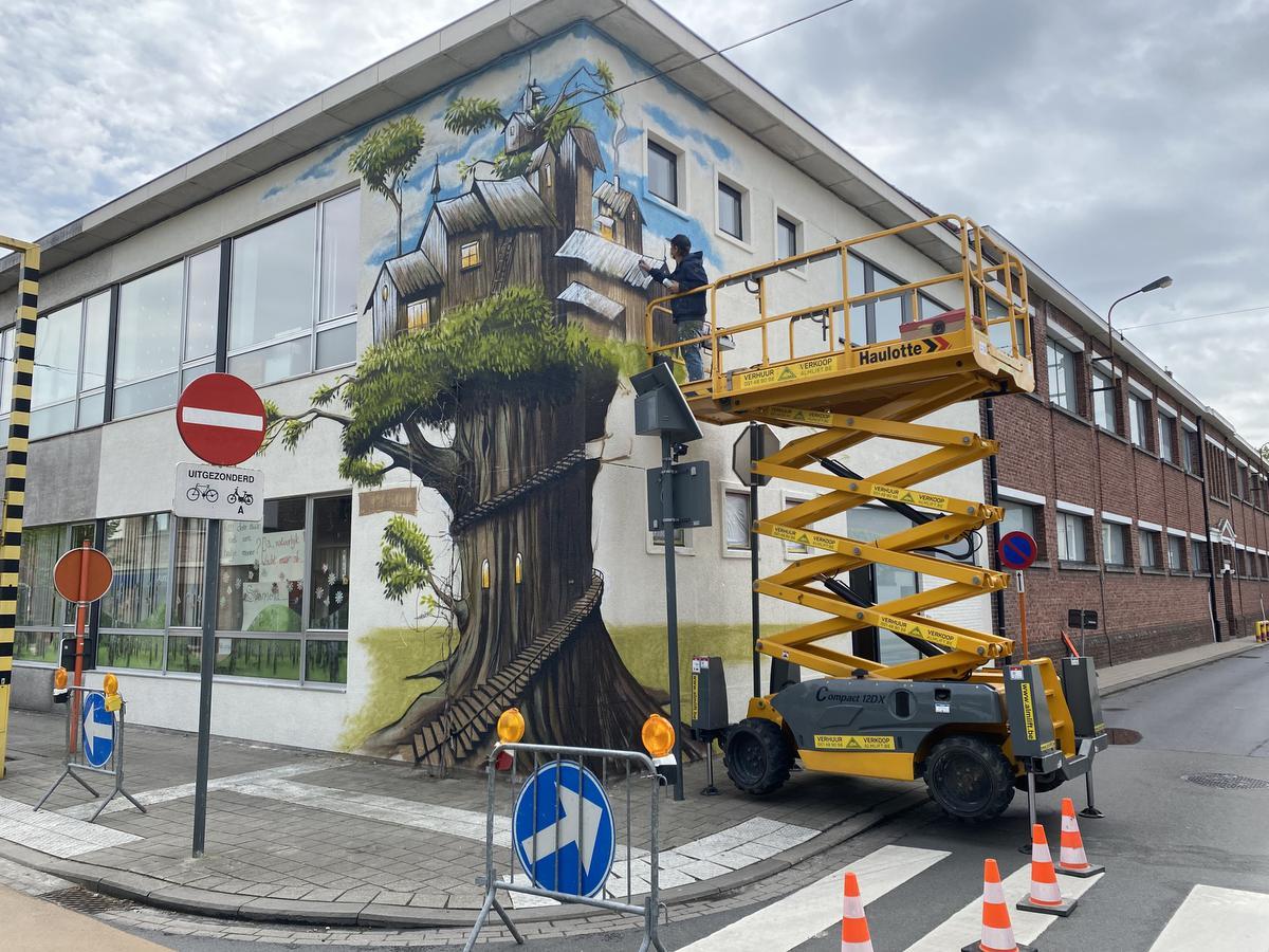 Op de hoekgevel van De Berk krijgt een kunstwerk verder vorm.© DRD