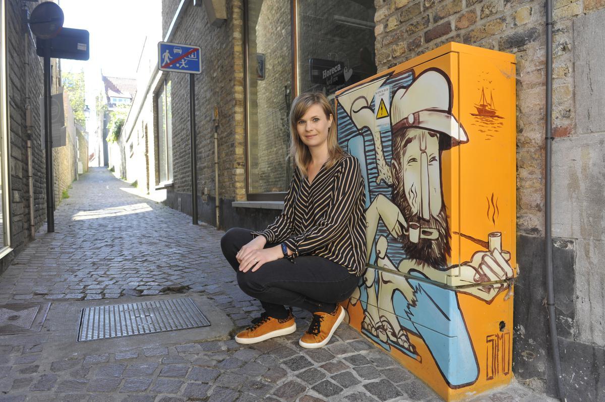 Fien Hellebuyck heeft steeds oog voor de vele mooie kunstwerkjes in de stad. (foto IV)©Isabelle Vanhassel IV