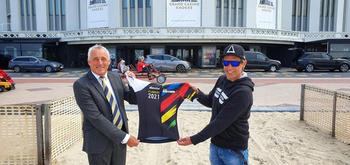 Sportschepen Jan Morbee schenkt de wieleroutfit aan Billy Dannaut.© dm