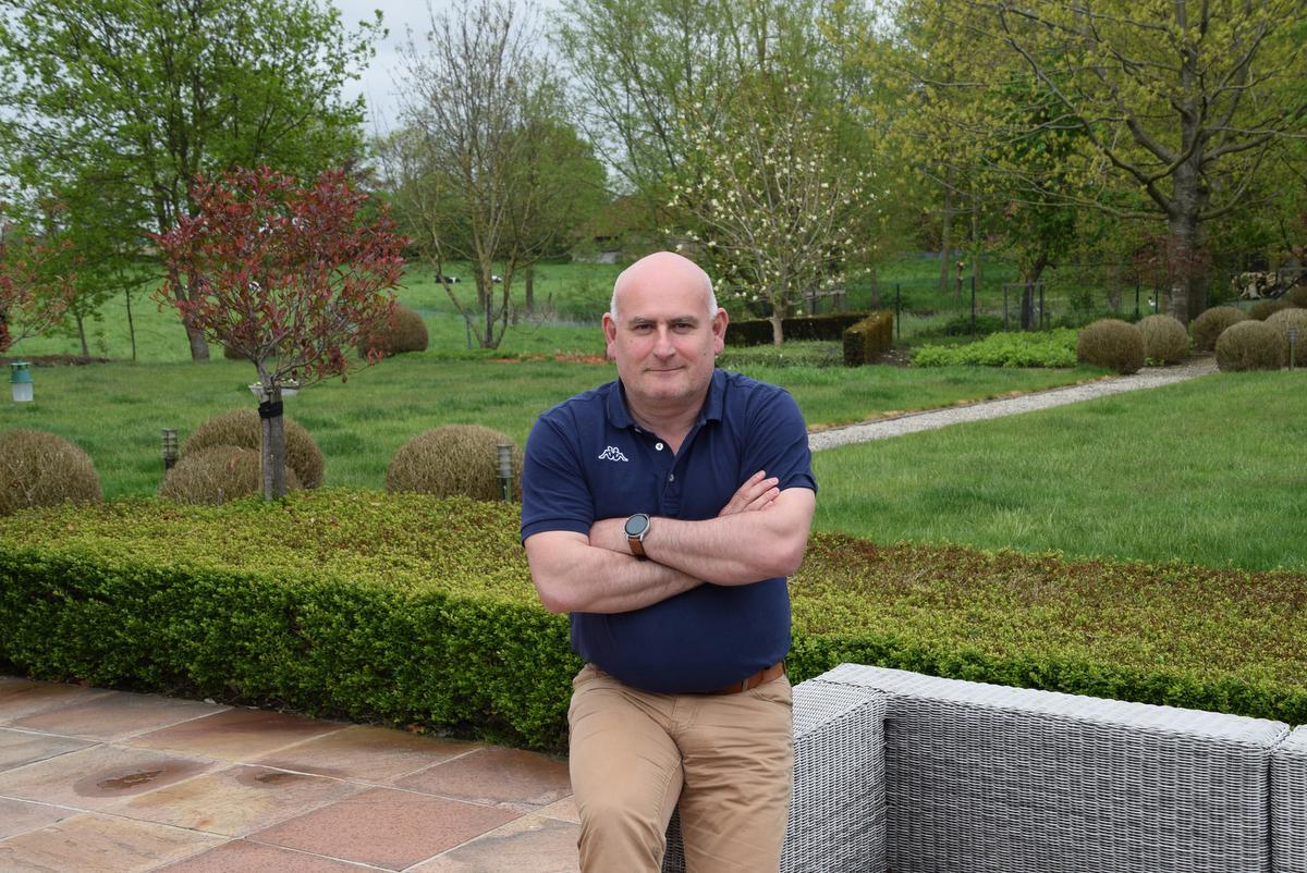 Glenn Robbins met op de achtergrond een deel van de imposante tuin.© PADI/Jens