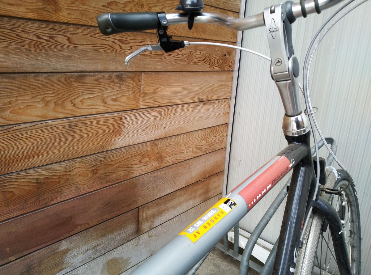 De gele zichtbare sticker op de fiets duidt aan dat deze gelabeld en geregistreerd werd.© TV