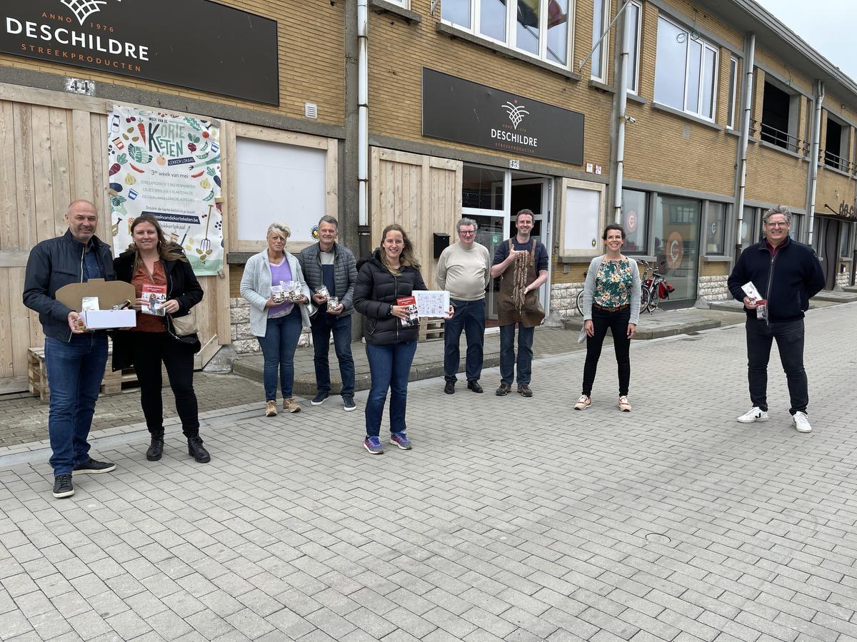 Vlnr Olivier Willems en zijn vrouw Inge, Dirk Vanheste en Eveline Bloemen van bakkerij Vanheste, schepen Charlotte Verkeyn, Willy en Karel Deschildre, schepen Silke Beirens en Marc Lams van Aroma Koffie.© (Foto JRO)