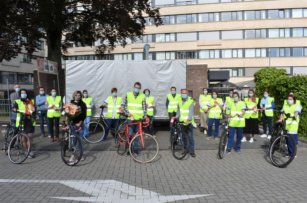 Elke Bleyaert moedigt ziekenhuismedewerkers aan tijdens Week van de Fiets.©TOM VAN HOUTTE foto TVW