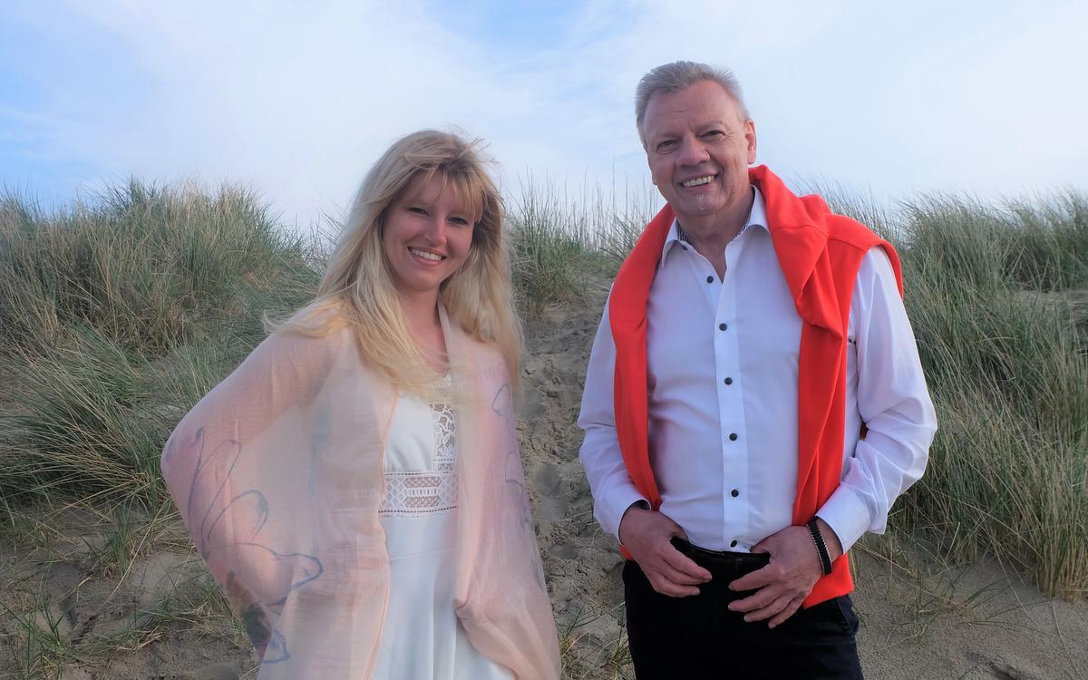 Samen met Megan Chebil Roosens, finaliste van de Miss West-Vlaanderenverkiezing, heeft Paul Bruna op het strand van Westende een videoclip opgenomen© Dany Van Loo