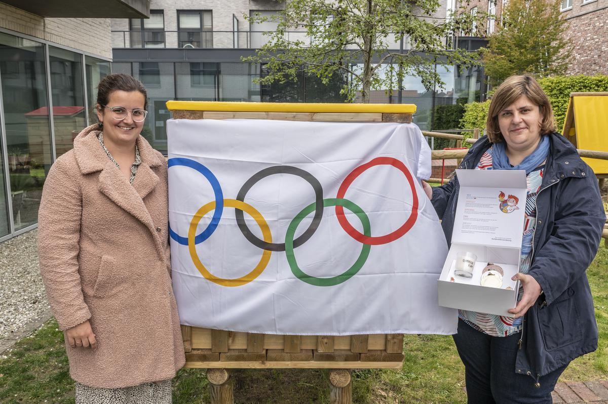 Schepen Julie Misplon en Nancy Huyghe met de Olympische doos. (foto JT)