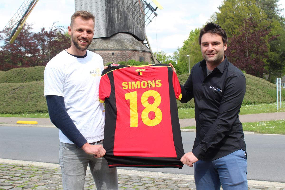 Brian Labaere en Chiron Potié met het gesigneerde truitje van Timmy Simons. (foto JT)