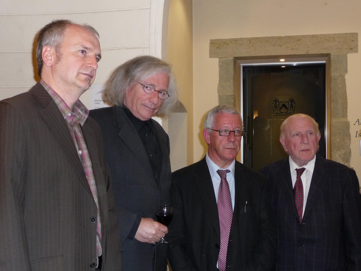Nieuwe voorzitter Koen D'Haene, dichter Patrick Lateur, ex-voorzitter Jooris Van Hulle en ere-voorzitter Fernand Bonneure.©GF