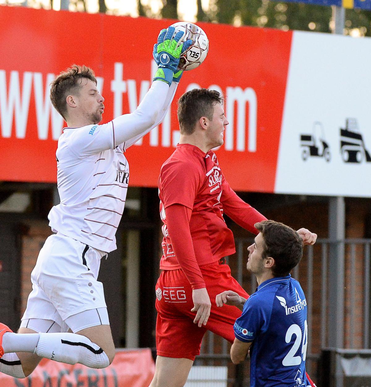 Lars Knipping plukt hier namens SK Ronse de bal boven de hoofden van Lennart Sampers van FC Gullegem.©Dirk Vuylsteke / VDB VDB