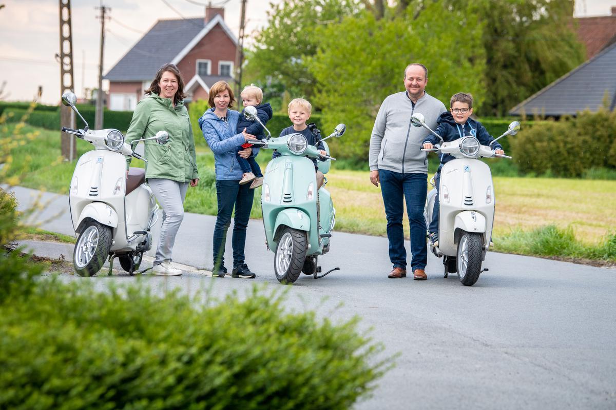 Vlnr. Sofie Defour, Elien De Bels en Wouter Serlet van Vespa Verde samen met hun kinderen.© (Foto Frank)