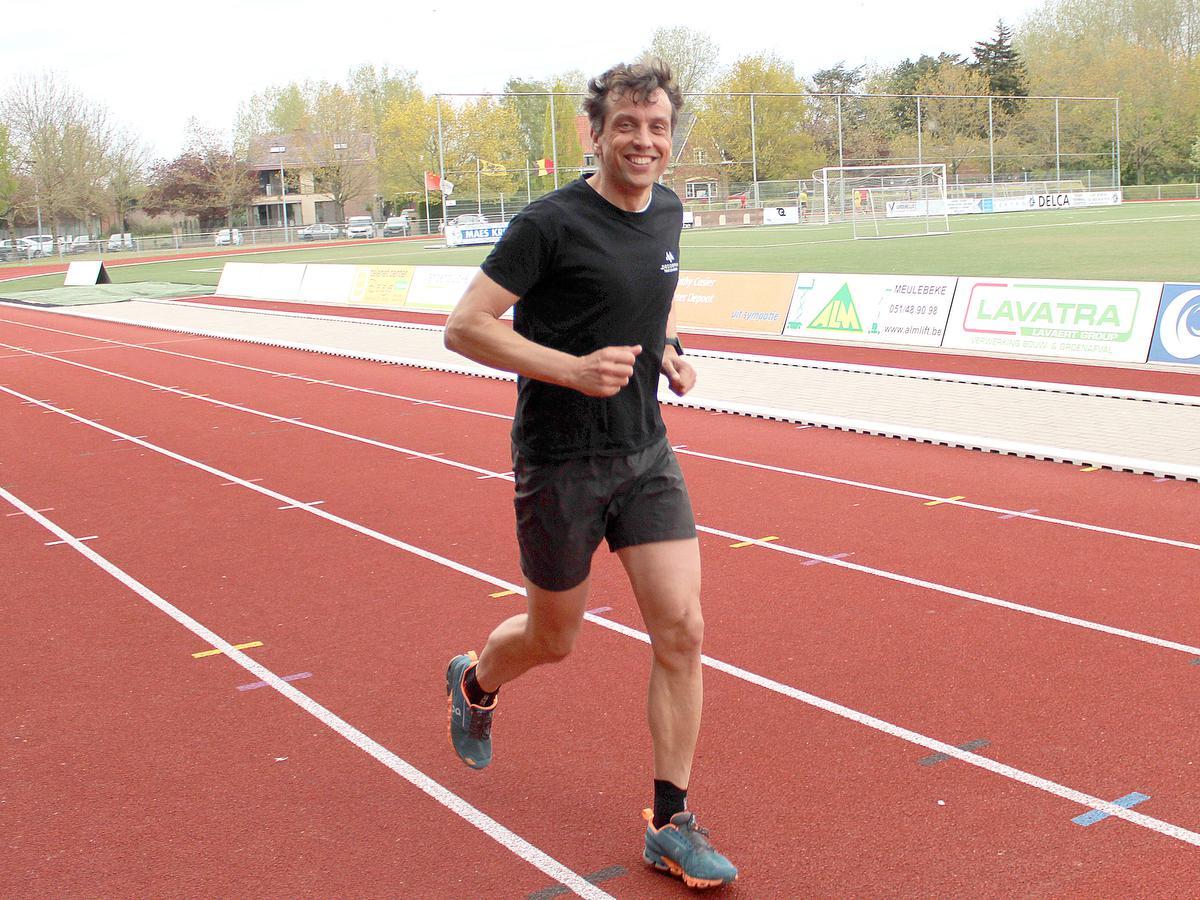 Henk Wekking in het Vaubanstadion waar hij al veel kilometers afmaalde en waar hij trots op is.© (Foto WO)