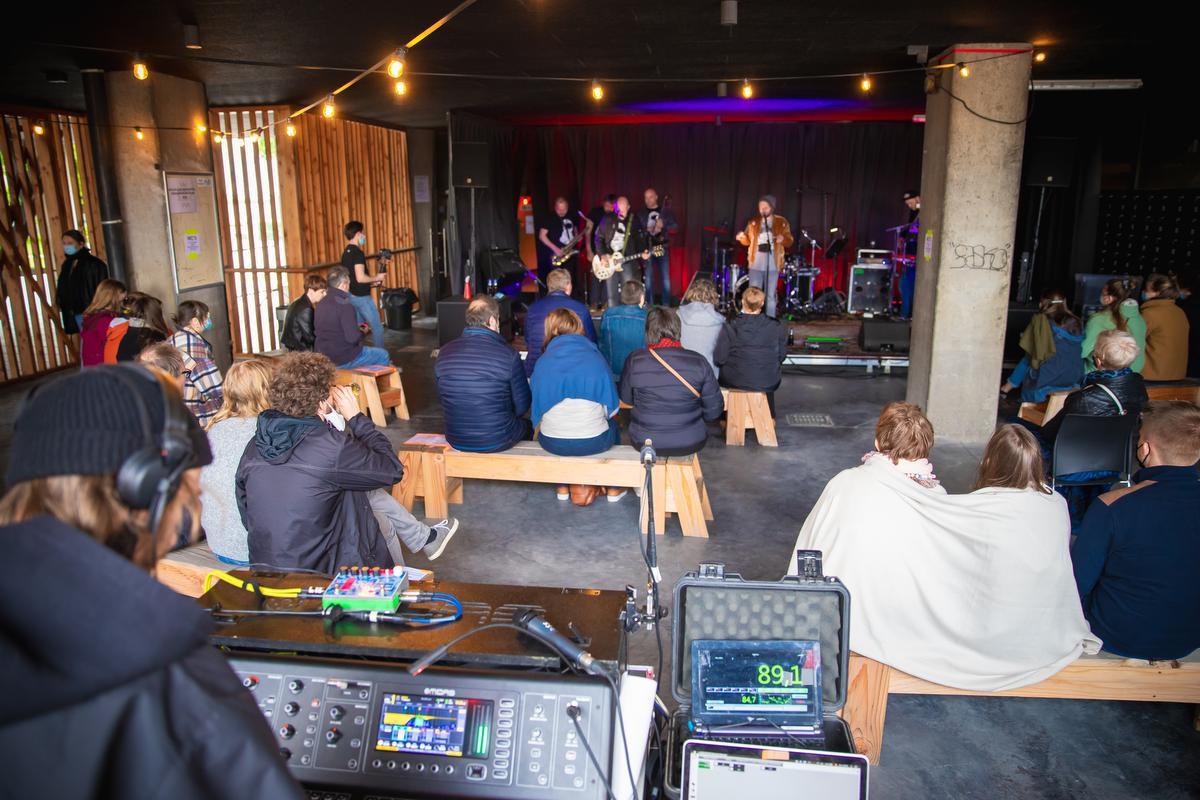 Het was een bijzonder beeld. Een zittend rock concert bijwonen onder het dak van De Kreun. Puur genieten.© (Foto TV)