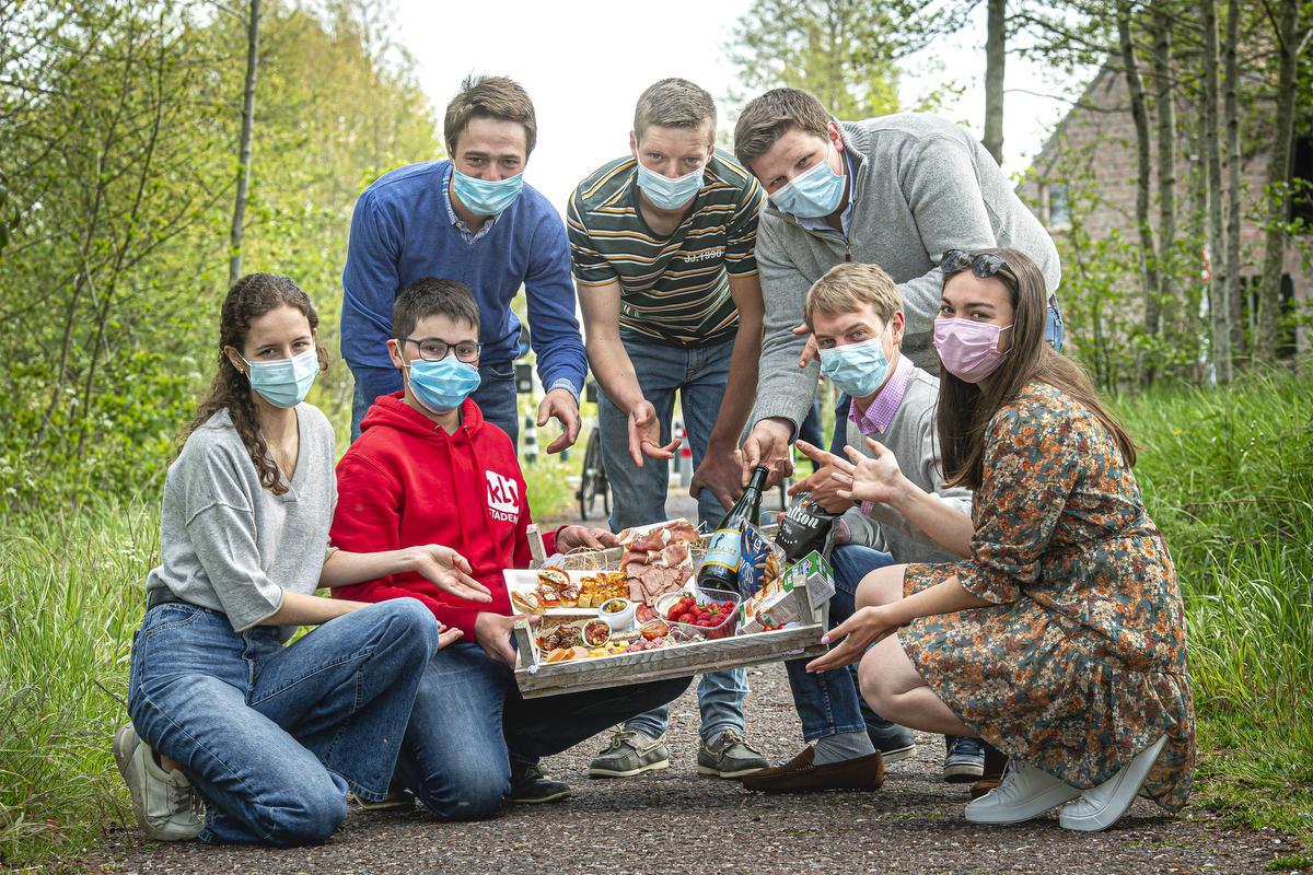 boven van links naar rechts: Lucas Ligneel, Cis Masschelein, Simon Buyssebeneden links naar rechts: Camille Degrave, Robbe Perdu, Casey Devolder en Heleen Vulsteke.©JOKE COUVREUR