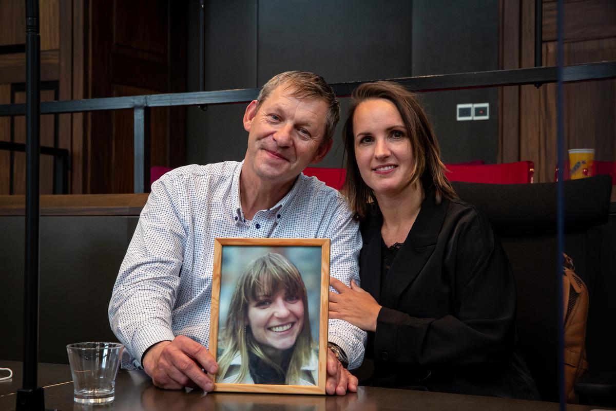 Daniël Muylle en advocate Charlotte Verhaeghe, bij een foto van dochter Sofie.© Kurt