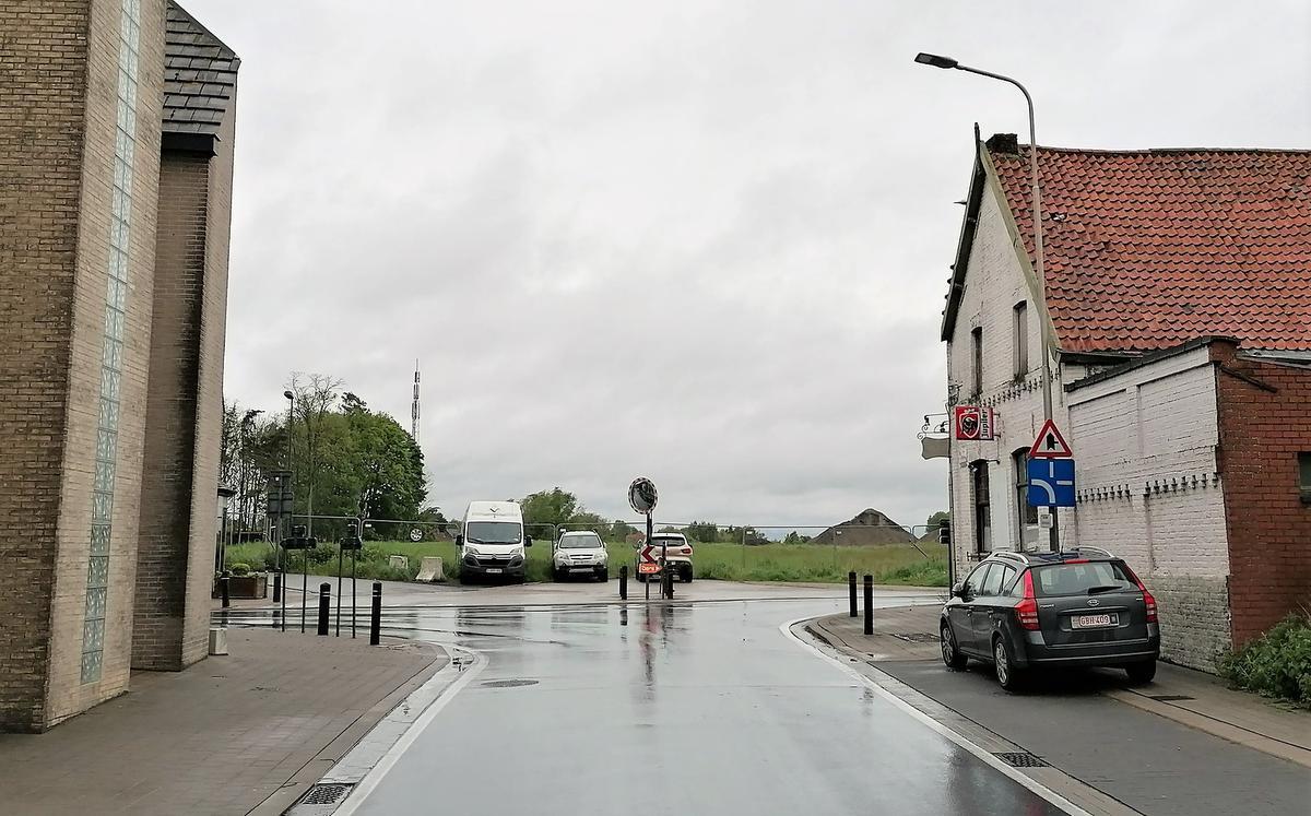 Op het kruispunt van de Gottemstraat en Wontergemstraat zal je voortaan rechtdoor de verbindingsweg kunnen oprijden. (foto TVW)