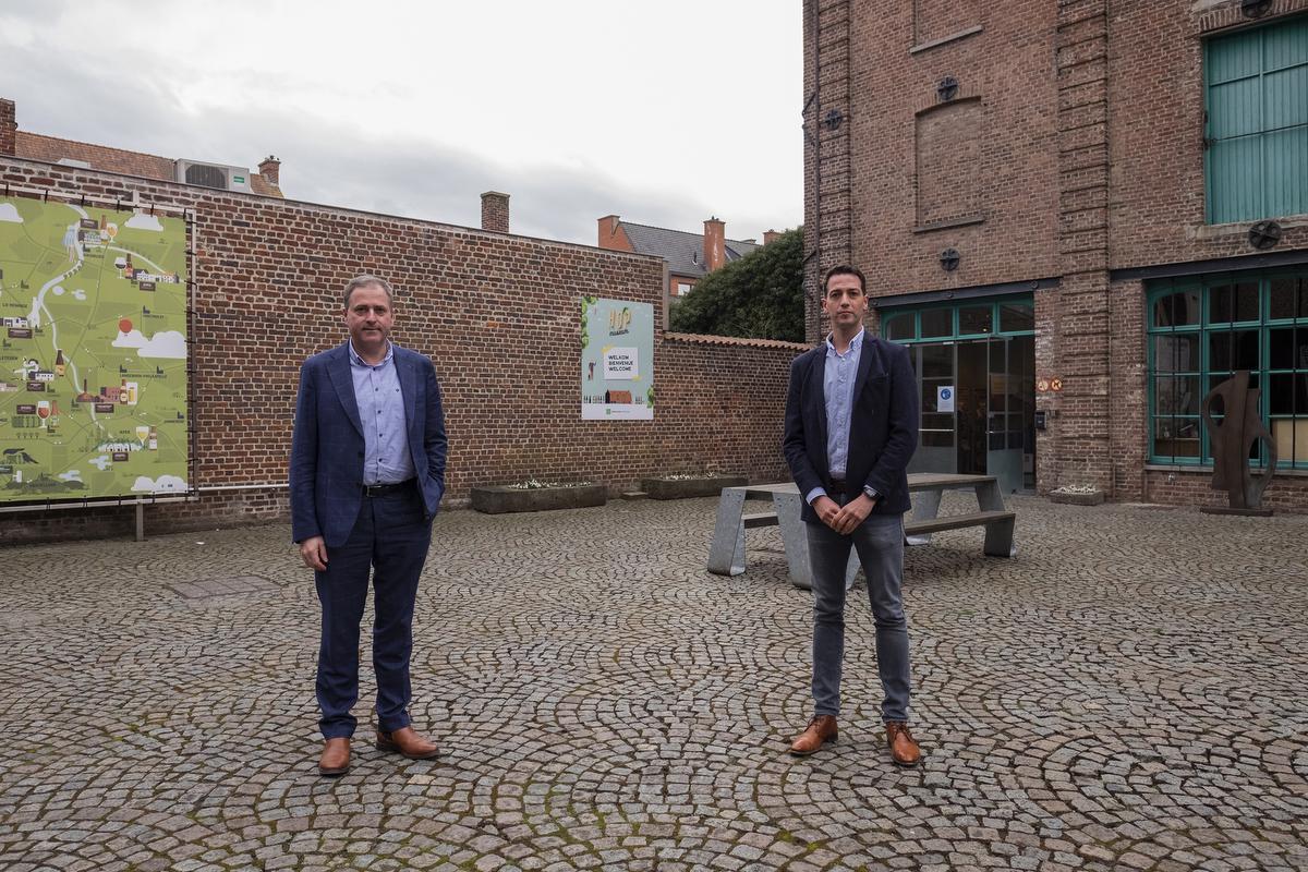 Burgemeester Christof Dejaegher en schepen Klaas Verbeke op de site van het hopmuseum, waar de nieuwe stadsbrouwerij zal worden ondergebracht. (foto MD)©MICHAEL DEPESTELE