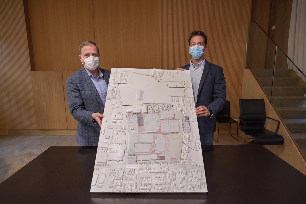 Burgemeester Christof Dejaegher en schepen Klaas Verbeke met de maquette van de aanpassingen aan de toekomstige sportzone. (foto MD)©MICHAEL DEPESTELE