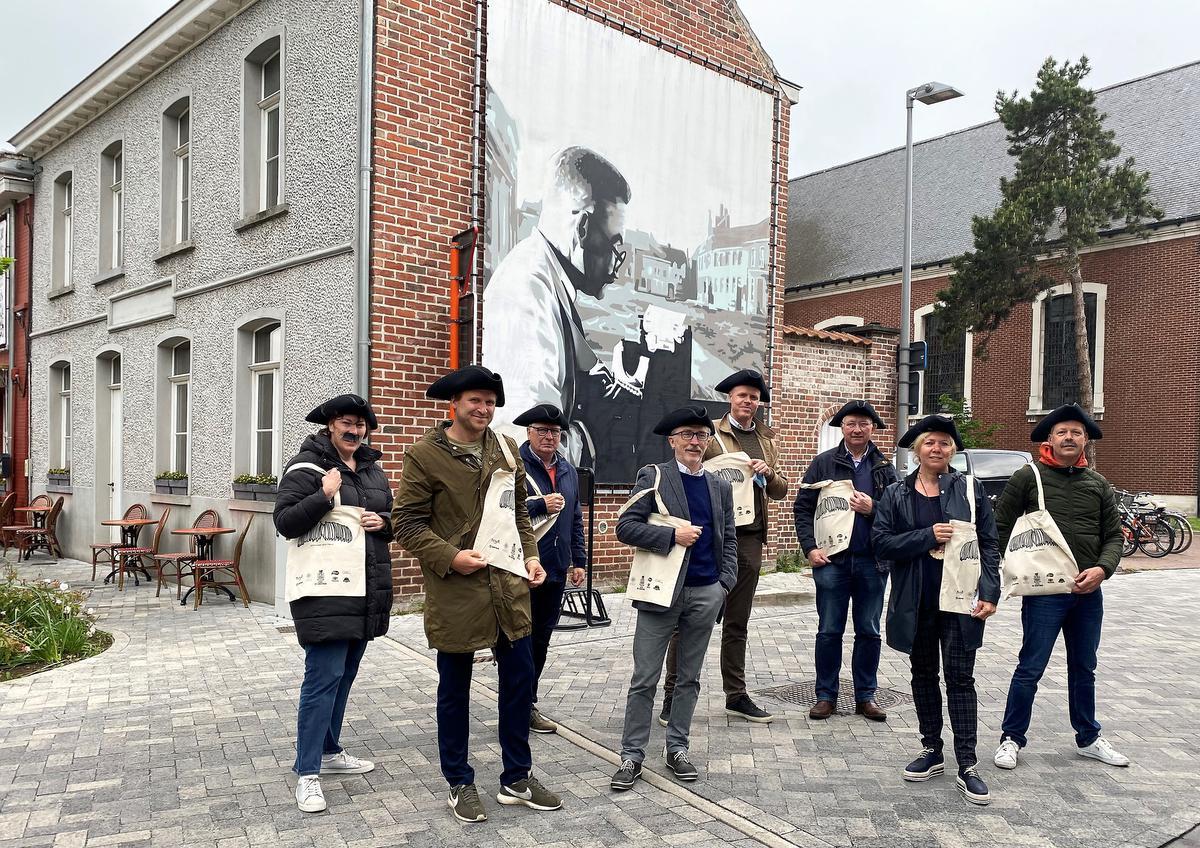 De leden van De Griffioen staan klaar om te ‘streuvelen’ door Heule: v.l.n.r. Veronique Vinckier, Pieter Demeersseman, Geert Depoortere, Bart Huysentruyt, Cies Vanneste, Mark Dewaele, Nancy Geeroms en Piet Deceunynck. Ze staan bij het laatste huis waar Streuvels in Heule gewoond heeft, met op de gevel een graffitikunstwerk van de schrijver die uitkijkt op Heuleplaats. (foto NOM)