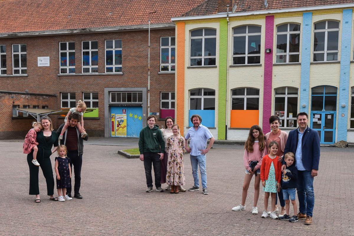Popcorner op de Vroonhofsite - Lize Chielens en Mark Monbaliu met kinderen Niko, Lena en Pixie. Inge Carbon en Bert Recour met kinderen Cyril en Josephine. Wendy Verheyen en Dries Crombez met kinderen Leonie, Clara en Emiel.© MD
