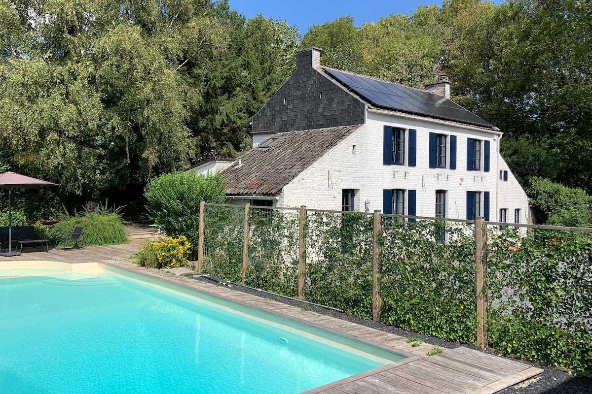 Romantisch vakantiehuisje met zwembad in het groene Wanze