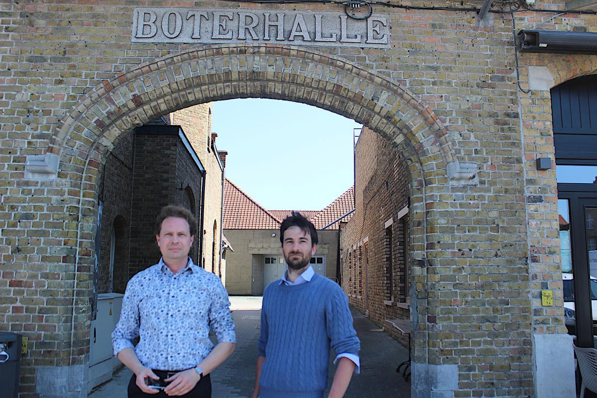 Kurt Vanlerberghe en Koen Coupillie voor de ingang van de Boterhalle. (foto ACK)©type=