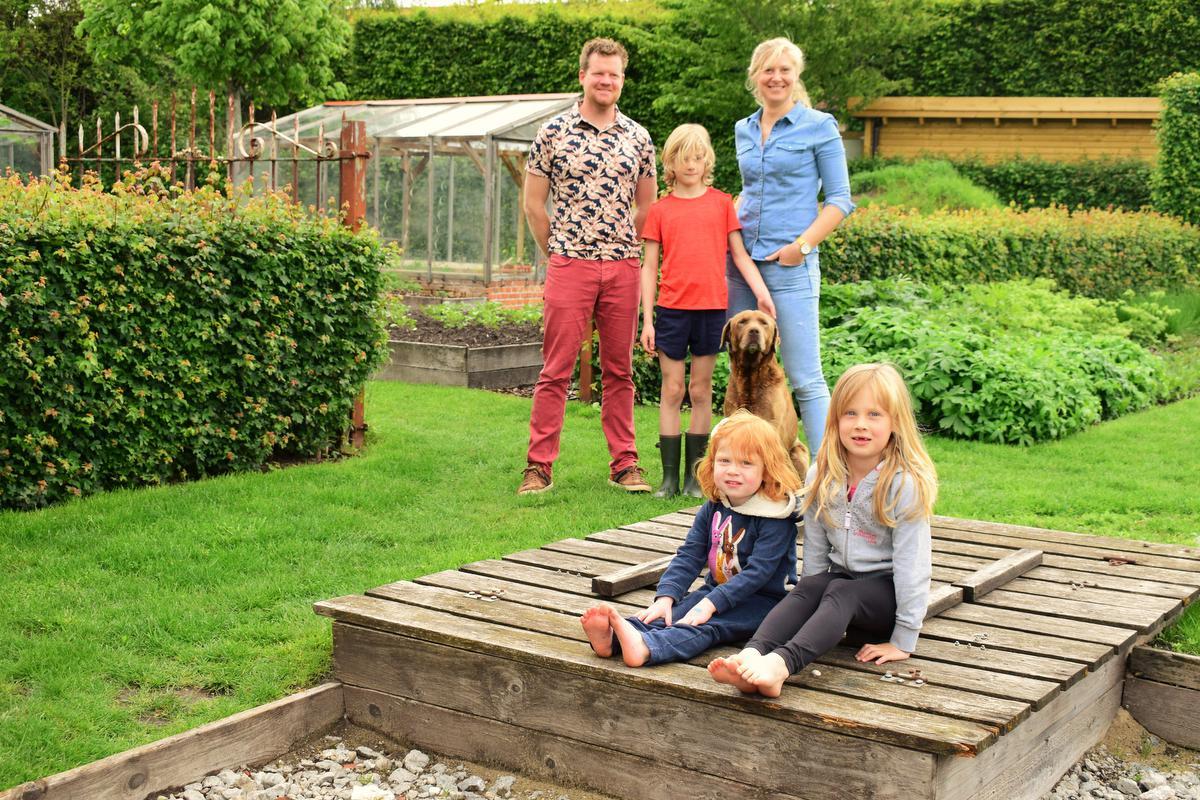 In de tuin van Tijs Demyttenaere, hier samen met zijn vrouw Carmen Boone en kinderen Elias, Anna en Babette, valt er heel wat te ontdekken. (foto ZB)©zenon bekaert beselare