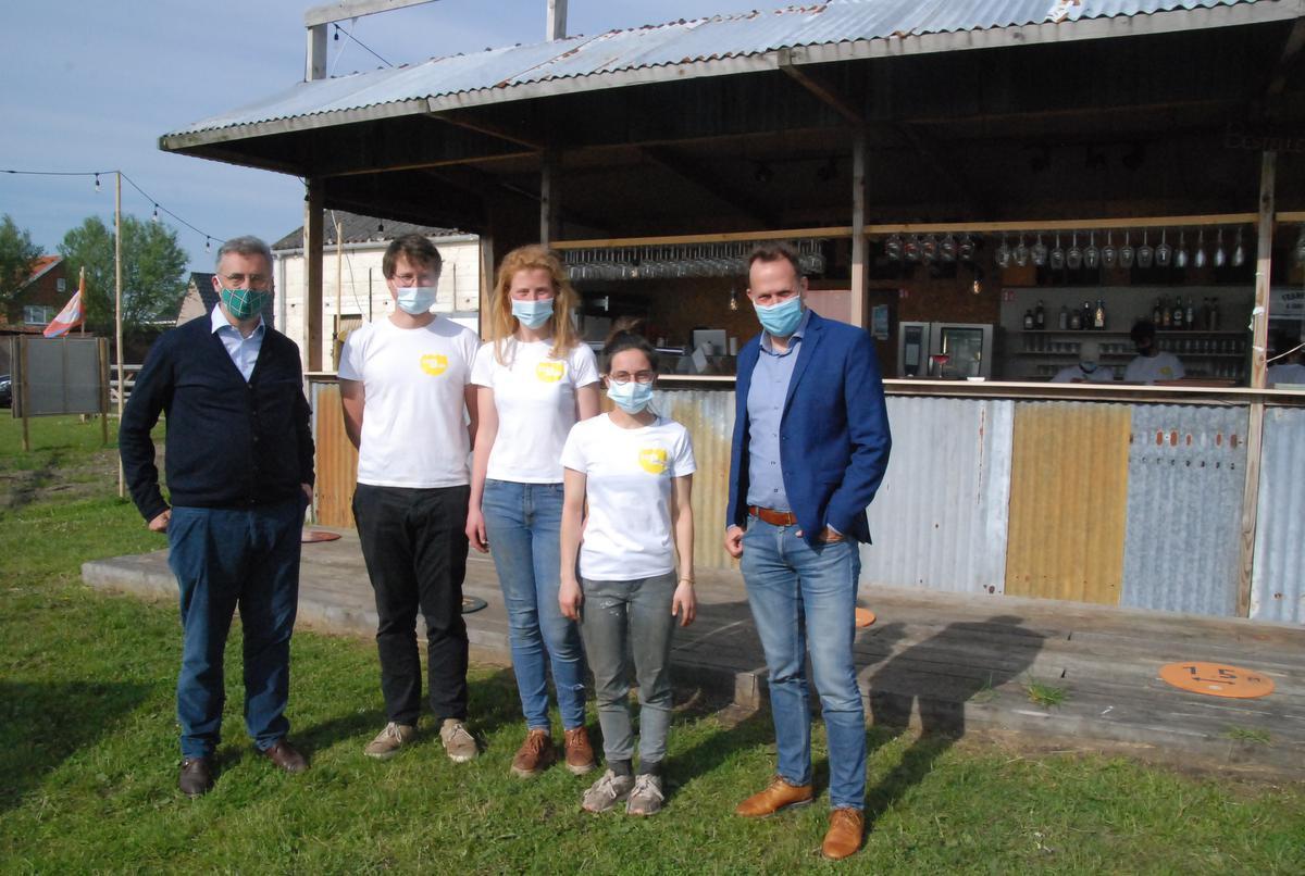 V.l.n.r.: burgmeester Joachim Coens, Ward Buffel, Amélie Cobbaert, Marilyn Dierick en burgemeester Jos Sypré.© Regi