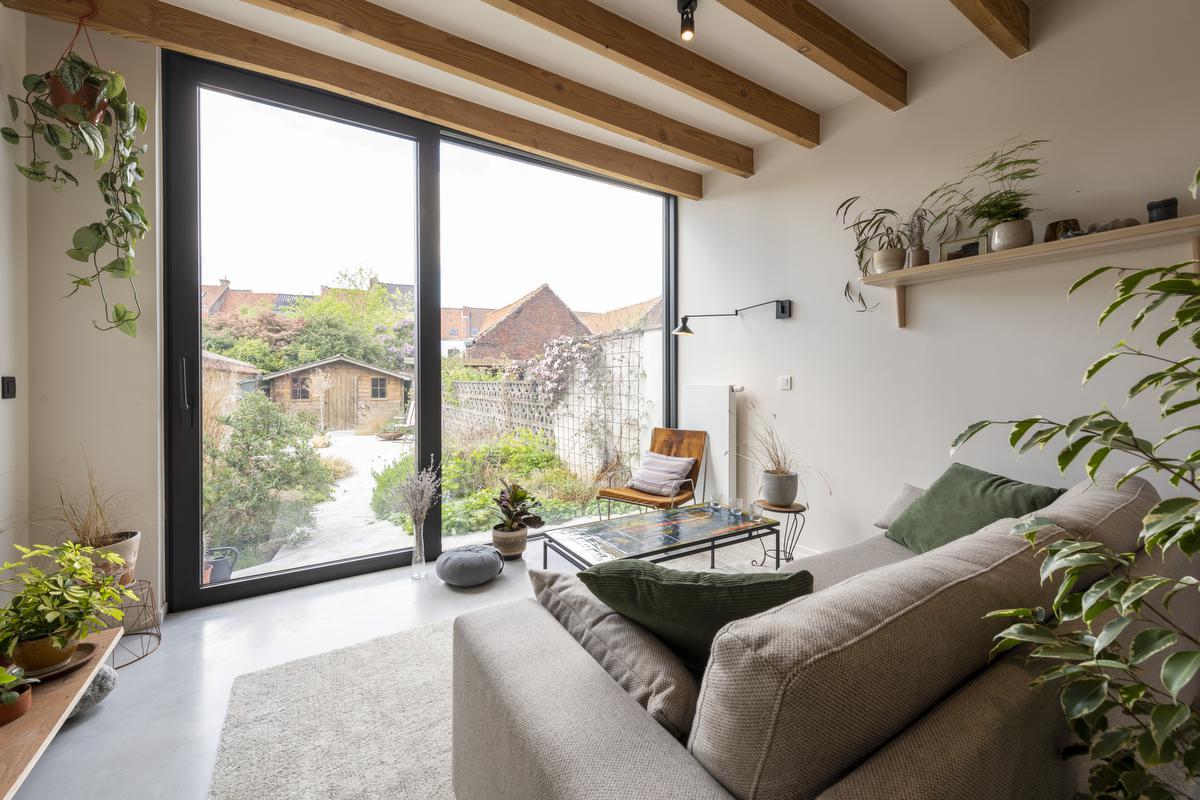 Vanuit de zetel kijk je in de tuin.© Pieter Clicteur